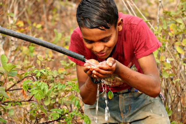 nepal boy and water pipe1