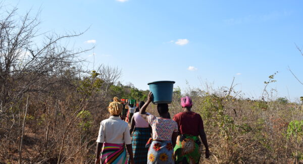 Women carry water from Chitete river